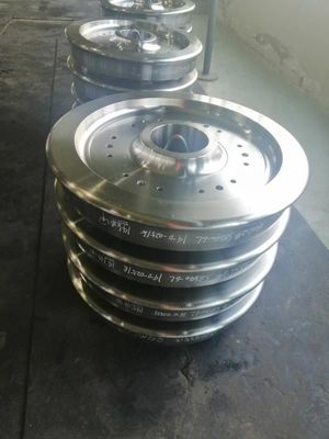 Kucie ciśnieniowych stalowych kół szynowych 42CrMo 4140 60E Materiał OEM